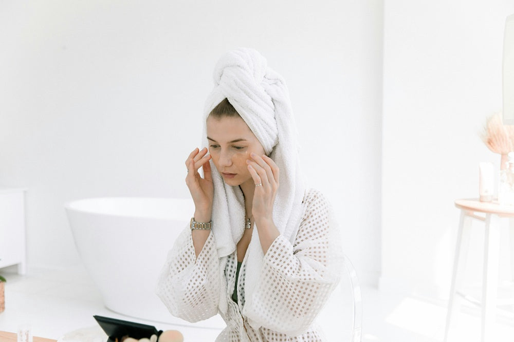 A woman doing her skincare - Pexels image
