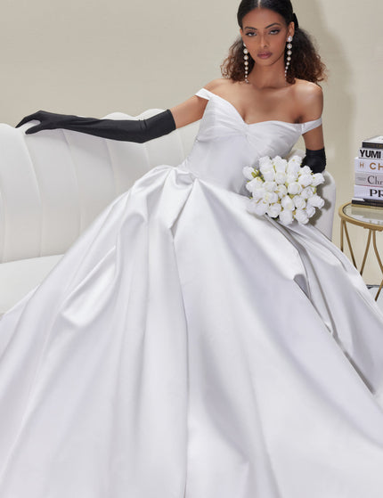 A bride wearing a Yumi Katsura wedding gown at Ellie Belle