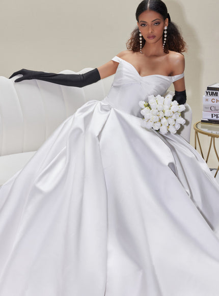 A bride wearing a Yumi Katsura wedding gown at Ellie Belle