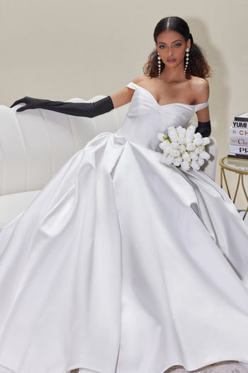 A bride wearing a Yumi Katsura wedding gown at Ellie Belle