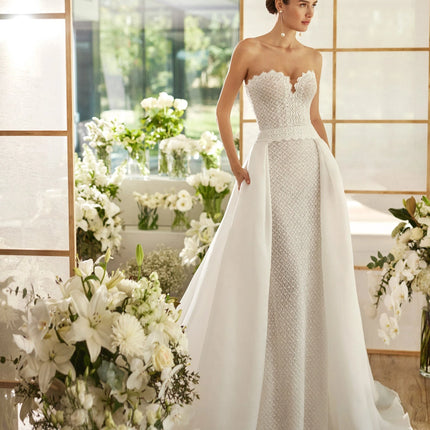 A bride wearing Rosa Clará Couture Miranda Strapless Lace Wedding Dress