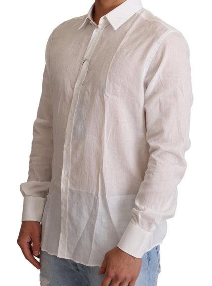 a man wearing a white shirt and blue jeans