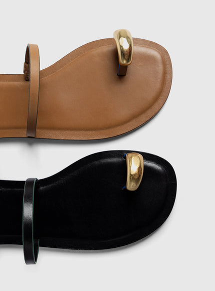 Larroude Biarritz Flat Sandal In Light Caramel Leather