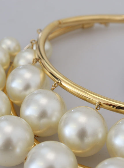 a close up of a bunch of pearls