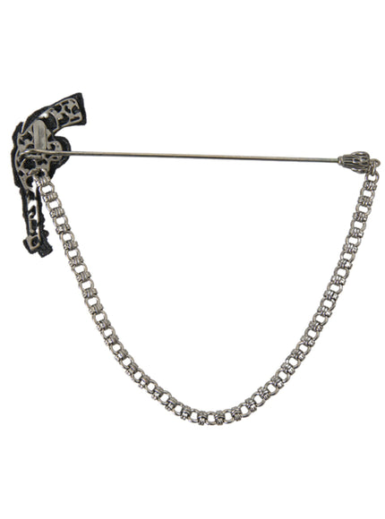 a black and white photo of a chain pin