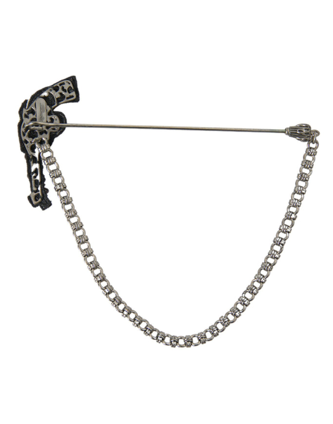 a black and white photo of a chain pin