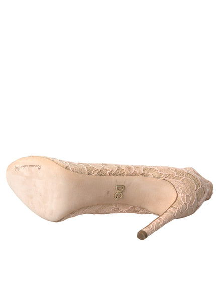 a woman's shoe with a pointed toe