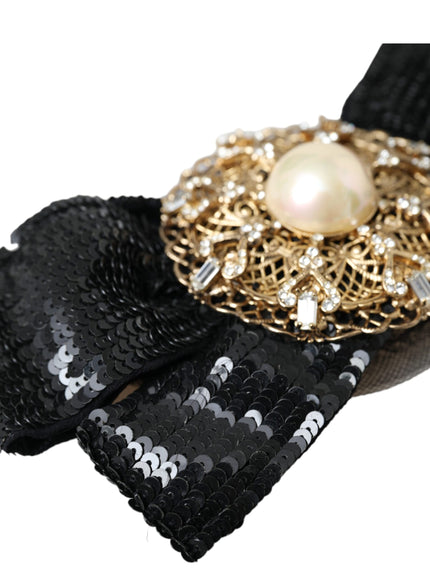 Detailed view of sequin and pearl brooch hair pin