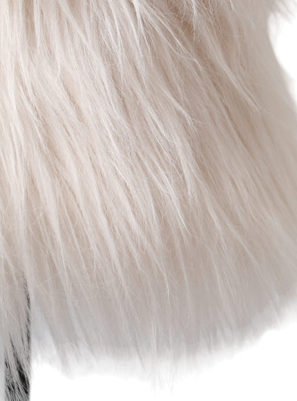 a close up of a furry animal's fur