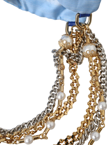 a close up of a chain with pearls on it