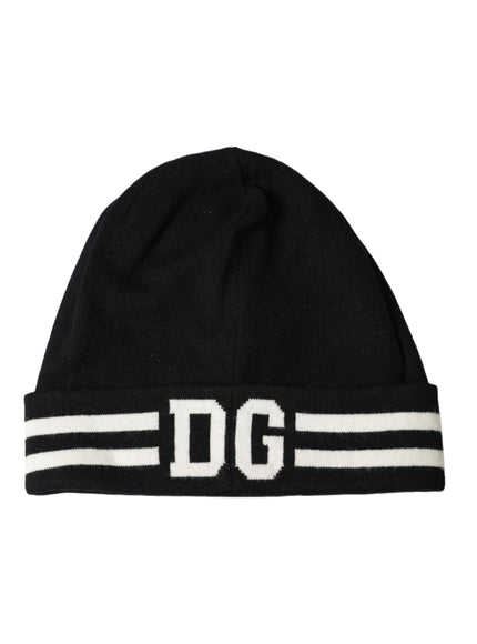 a black and white hat with the word dg on it