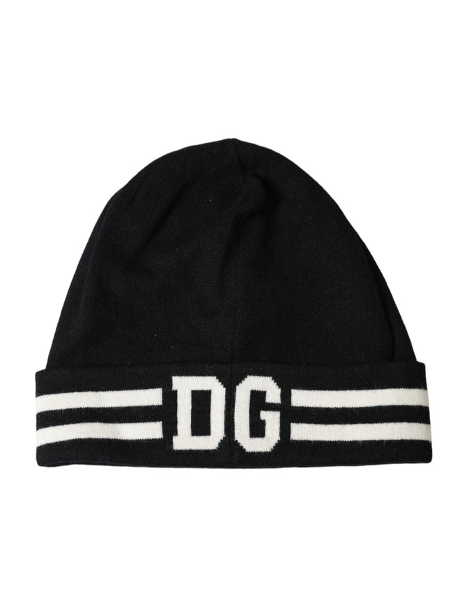 a black and white hat with the word dg on it