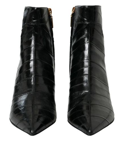 a pair of black boots with zippers on them