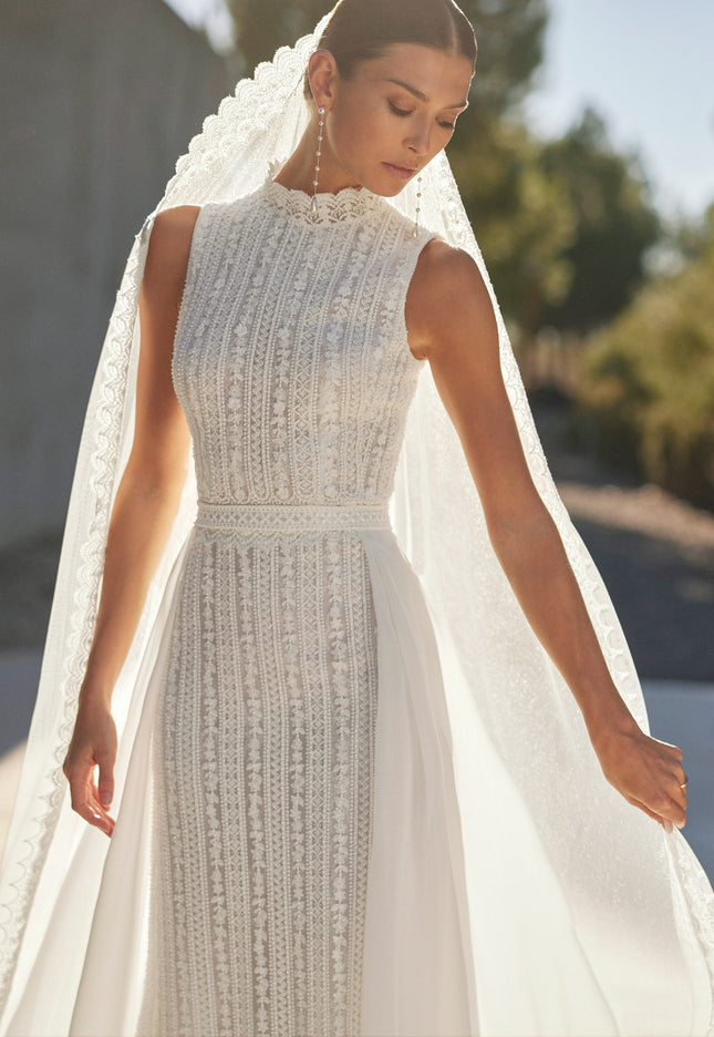 Rosa Clará Soft Tulle and Lace Bridal Veil with Pearls