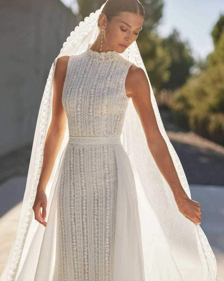Rosa Clará Soft Tulle and Lace Bridal Veil with Pearls