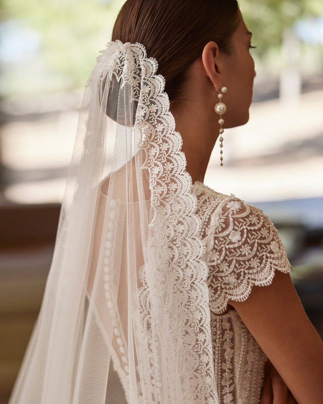 Rosa Clará Soft Tulle and Lace Bridal Veil with Pearls