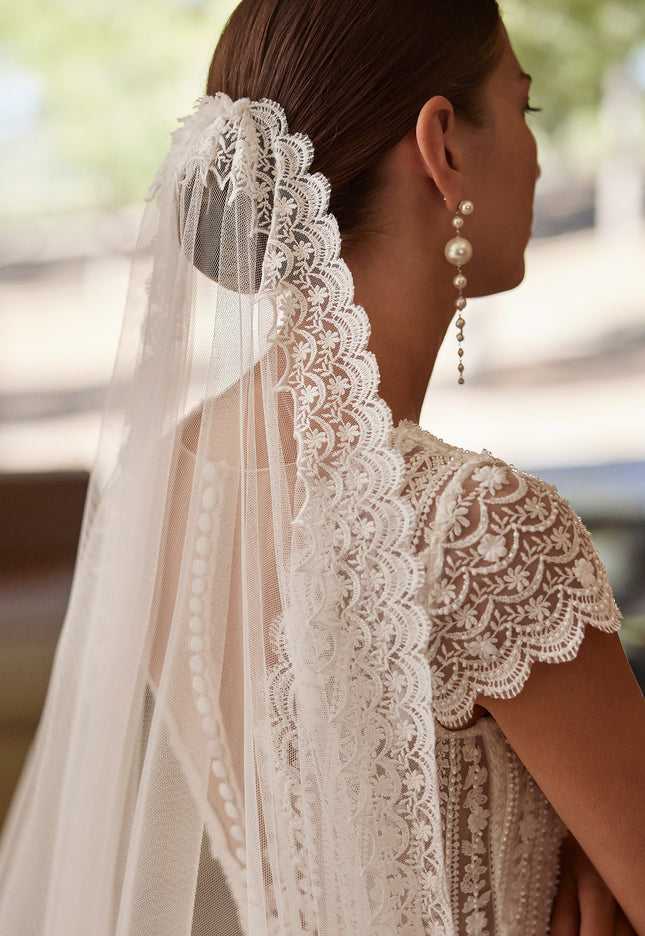 Rosa Clará Soft Tulle and Lace Bridal Veil with Pearls