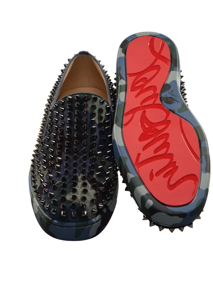 a pair of shoes with spikes on them