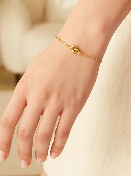 14k Yellow Gold Chain Bracelet with Polished Knot