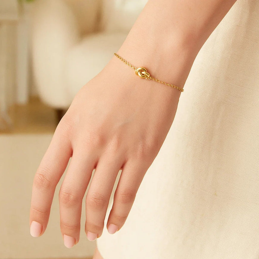 14k Yellow Gold Chain Bracelet with Polished Knot