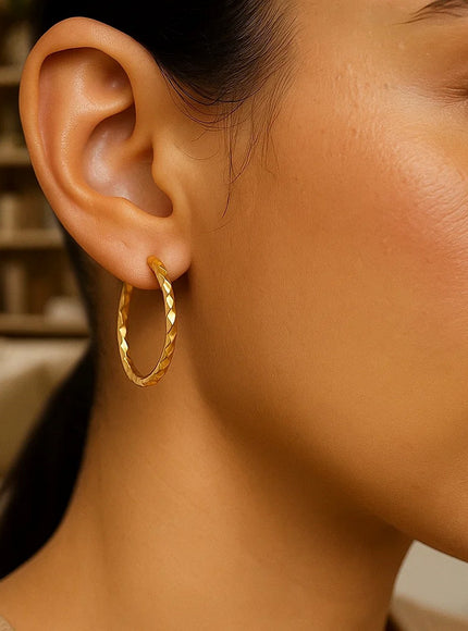 14k Yellow Gold Slender Hoop Earring with Diamond-Cut Finish (25mm Diameter)