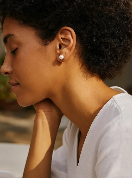 14k Yellow Gold Freshwater Cultured White Pearl Stud Earrings (5.0 mm)