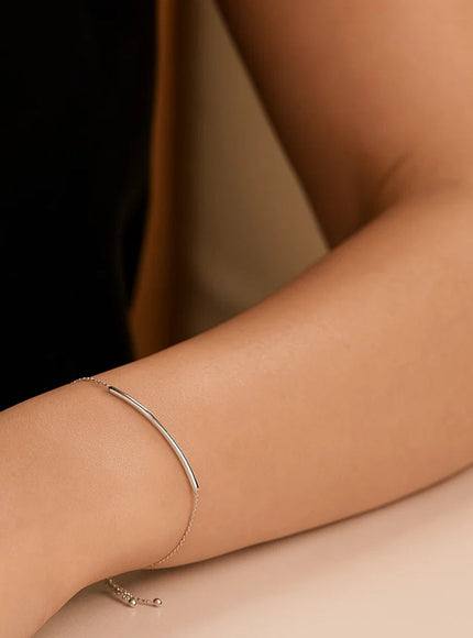 14k White Gold Smooth Curved Bar Lariat Design Bracelet