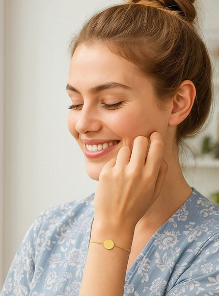 Adjustable Bracelet with Shiny Circle in 14k Yellow Gold