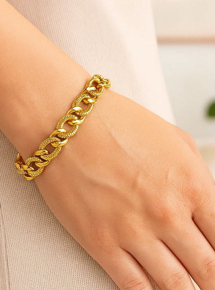 14k Yellow Gold Curb Chain Design with Diamond Cuts Bracelet