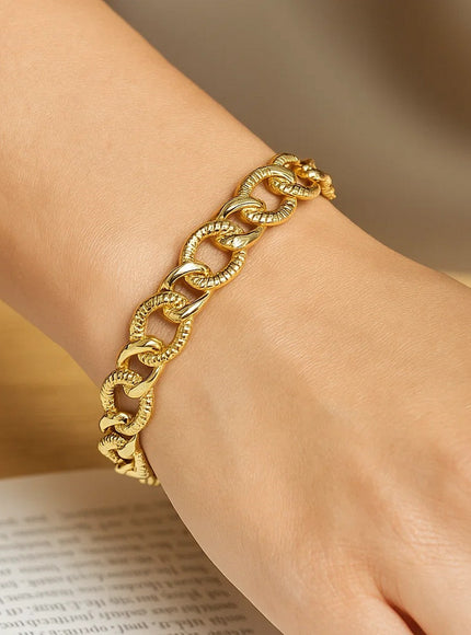 14k Yellow Gold Curb Chain Design with Diamond Cuts Bracelet