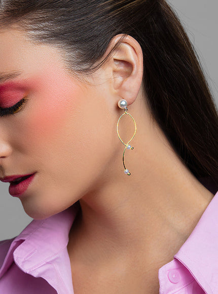Lulu Infinity Pearl Earrings in Gold