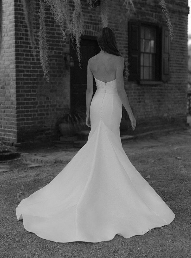 Anne Barge Montagu Plunging V-Neck Trumpet Gown