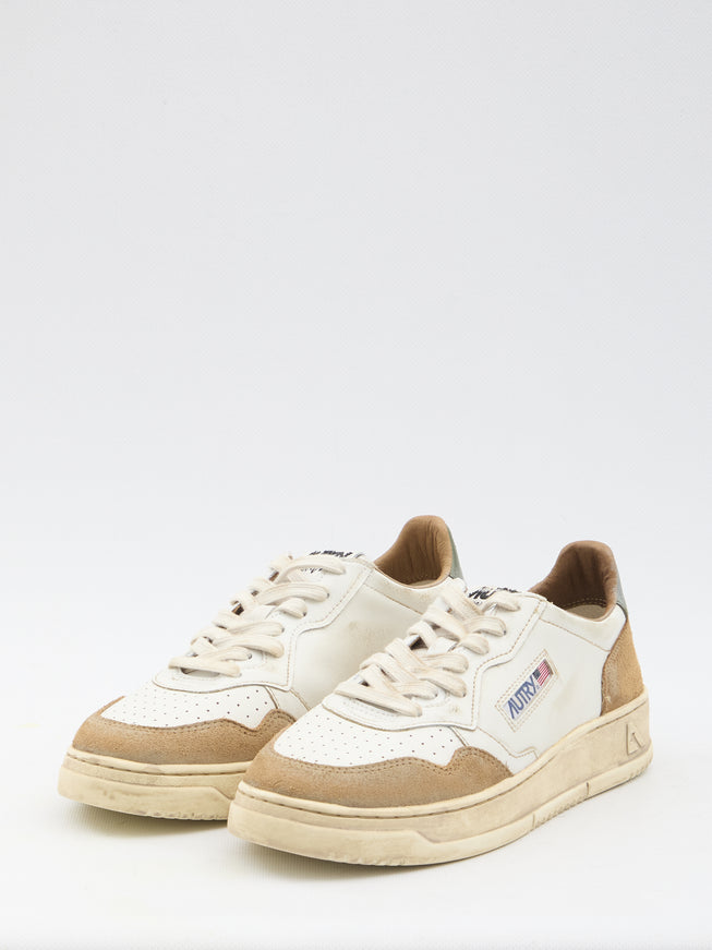 Autry Super Vintage Sneakers angled view