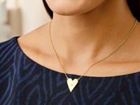 Collier en or jaune 14 carats avec cœur allongé et finition polie