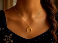 Collier en or jaune 14 carats de 43 cm avec pendentif en forme de lune bombée