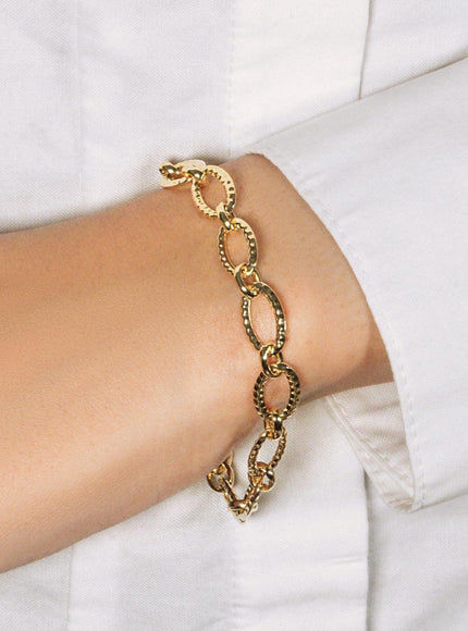 Textured Oval Link Bracelet in 14k Yellow Gold - Ellie Belle